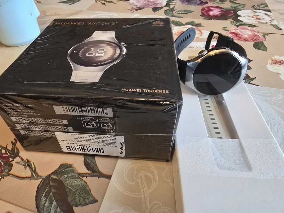 HUAWEI Watch 5 LTE 42mm White + Black Strap.