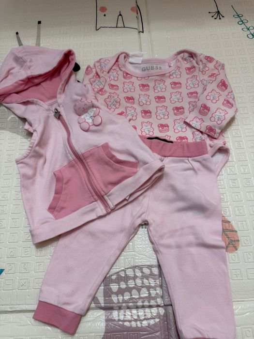Бебешко екипче Guess 6-9 месеца