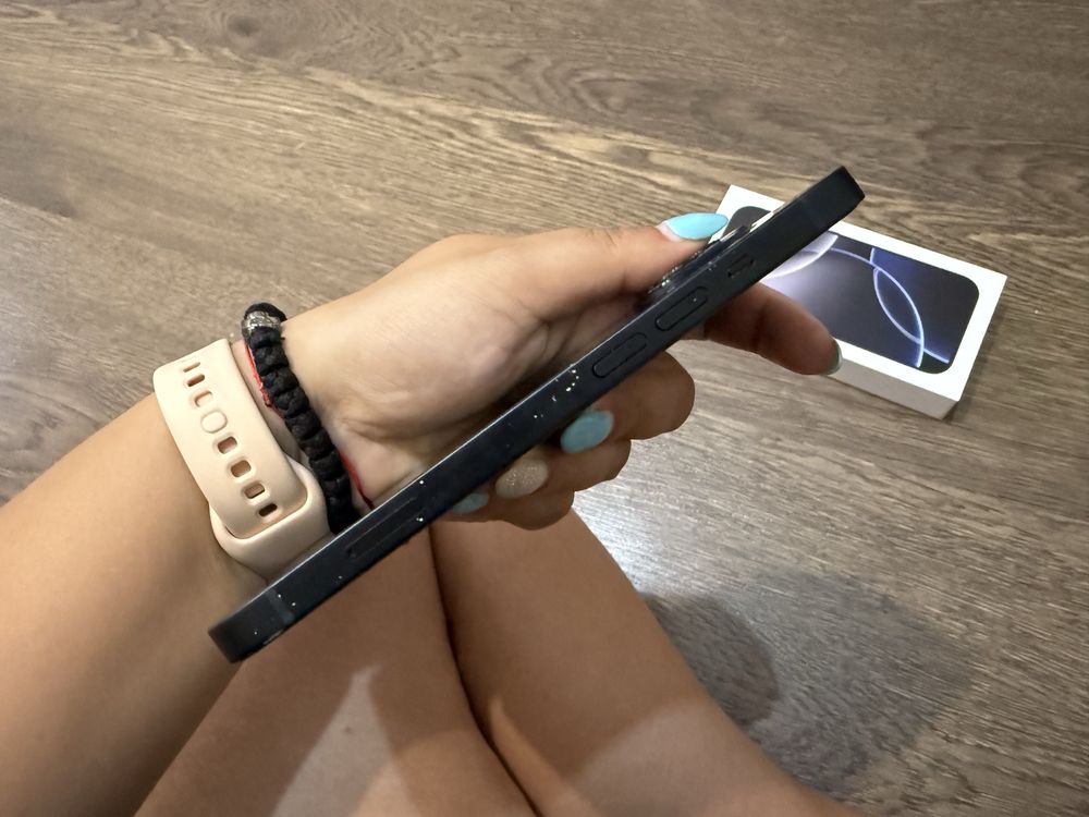 iPhone 13 черен и син