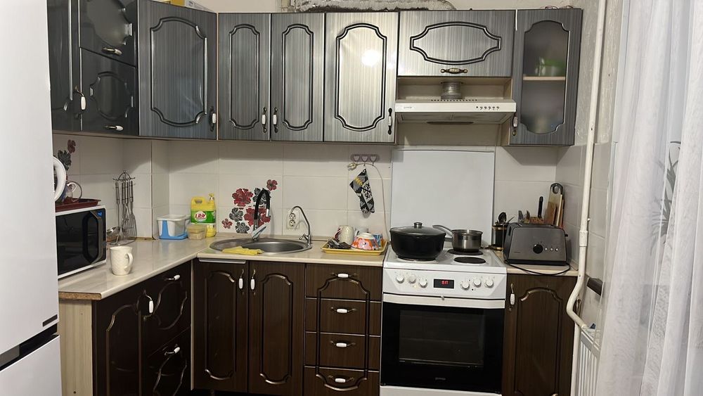 Кухонный гарнитур+плита с духовкой,диван выдвижной большой