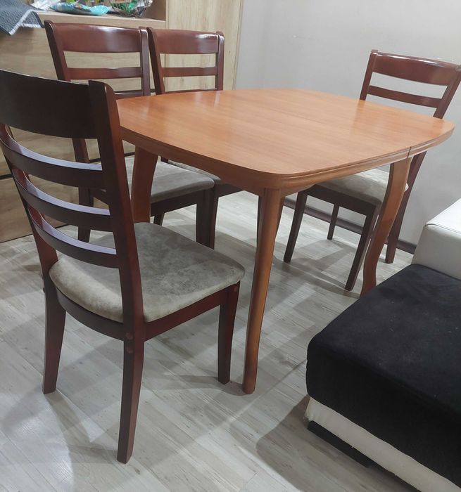 Трапезна маса и четири стола