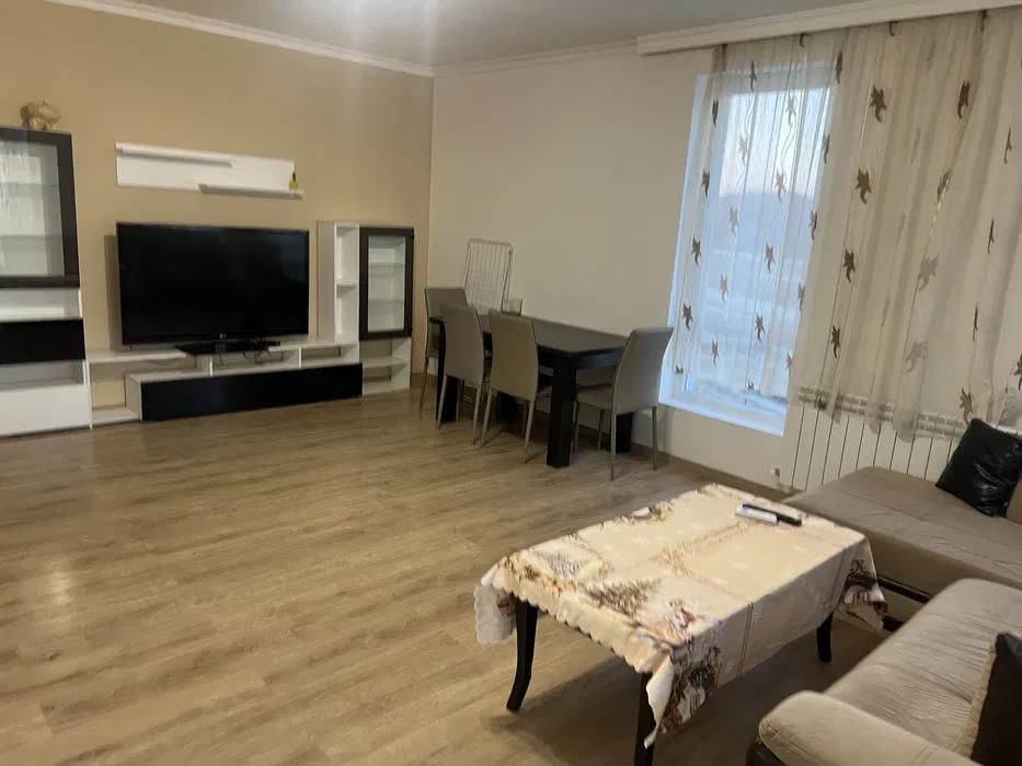 Дава се под наем Двустаен апартамент в Пловдив, Коматево - 64 кв.м за 325 € - Снимка #2