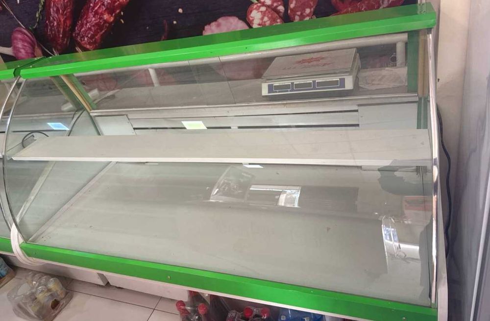 Muzlatgich va  vitrina xolodilniklar sotiladi.Holati ideal