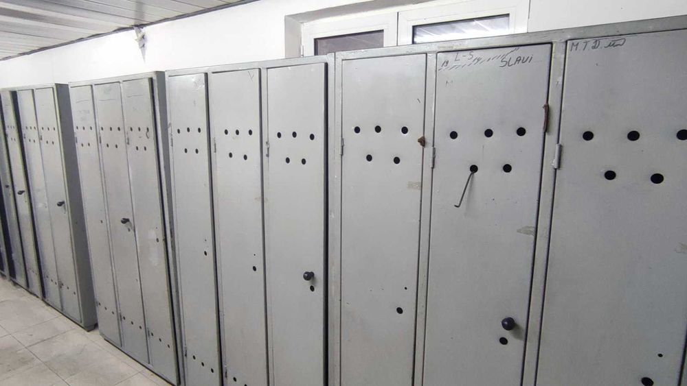 метални шкафчета тройни