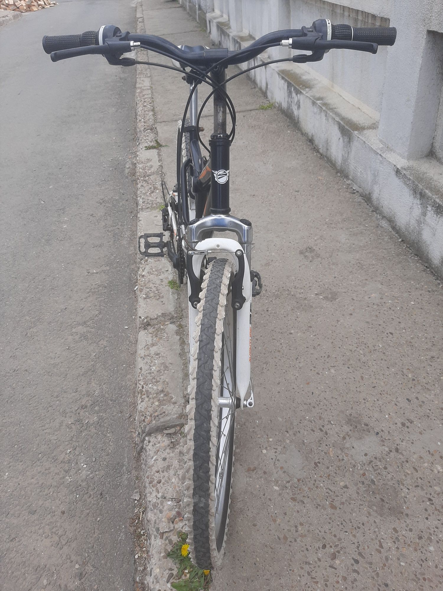 Bicicletă cu suspensii