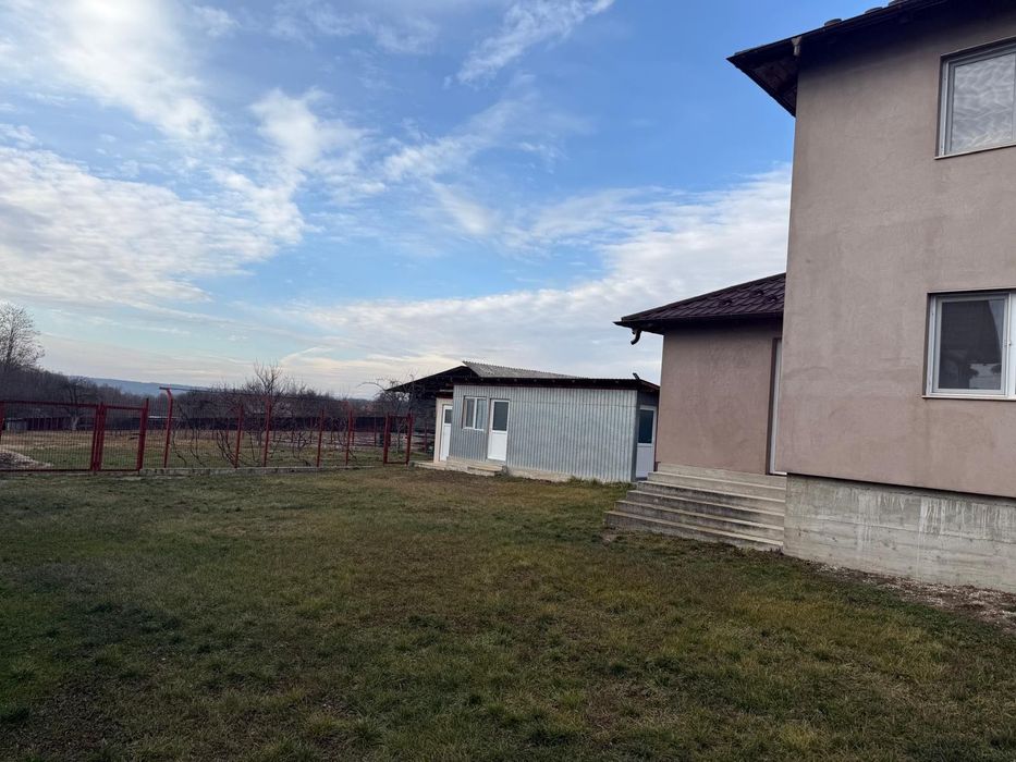 Casă Poiana Lacului -Dinculesti construcție solidă ,zonă liniștită