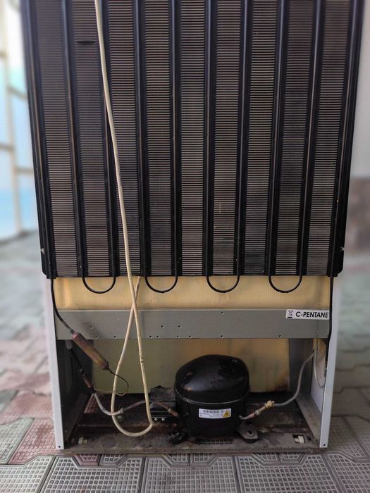 Индизит двухкамерний холодилник