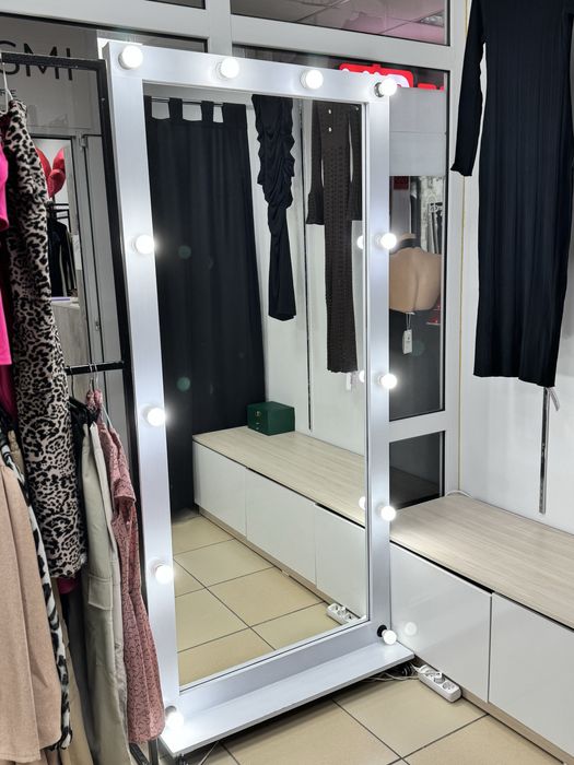 Зеркало с лампочками