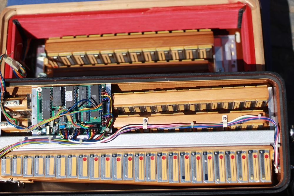 Vând acordeon exelsior profesional midivox model 740.