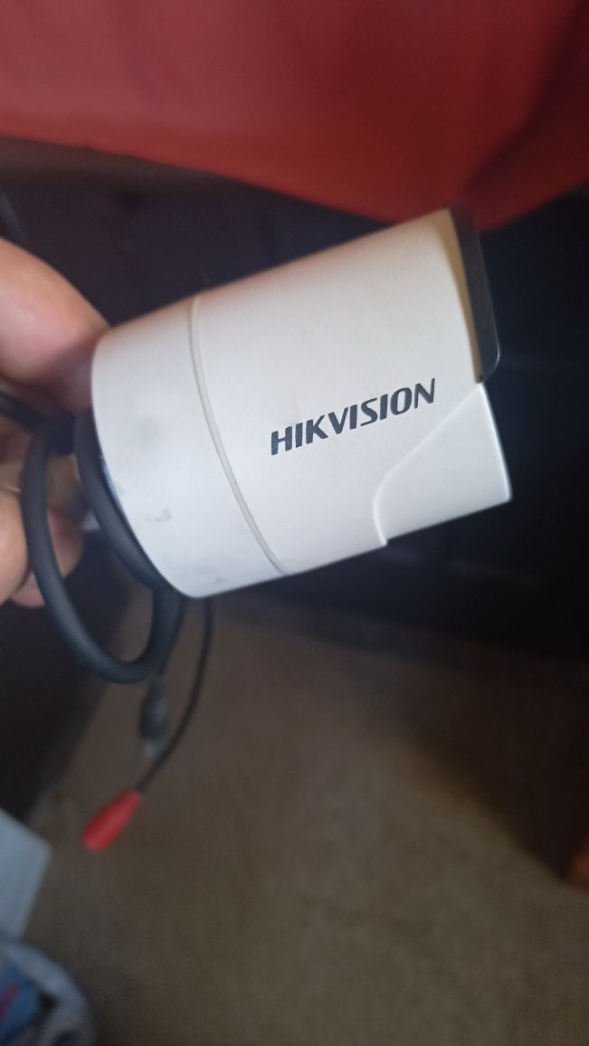 Продавам пълен комплект за видео наблюдение Hikvision