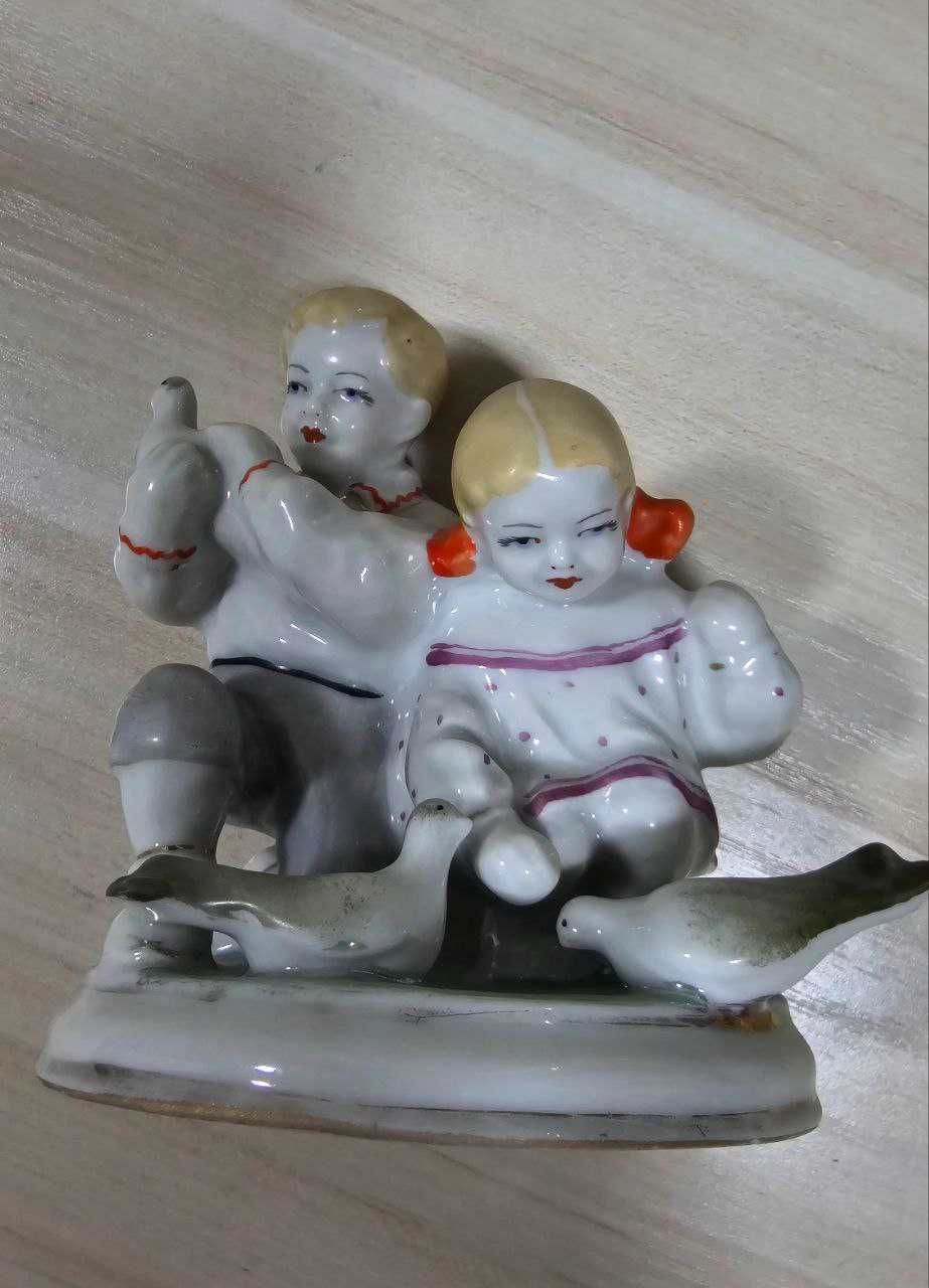 Статуэтка. Дети кормят голубей. Киев. Редкая. 100% гарантия.