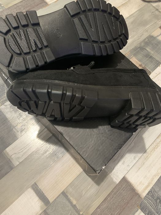 Черни затворени дамски обувки – чисто нови