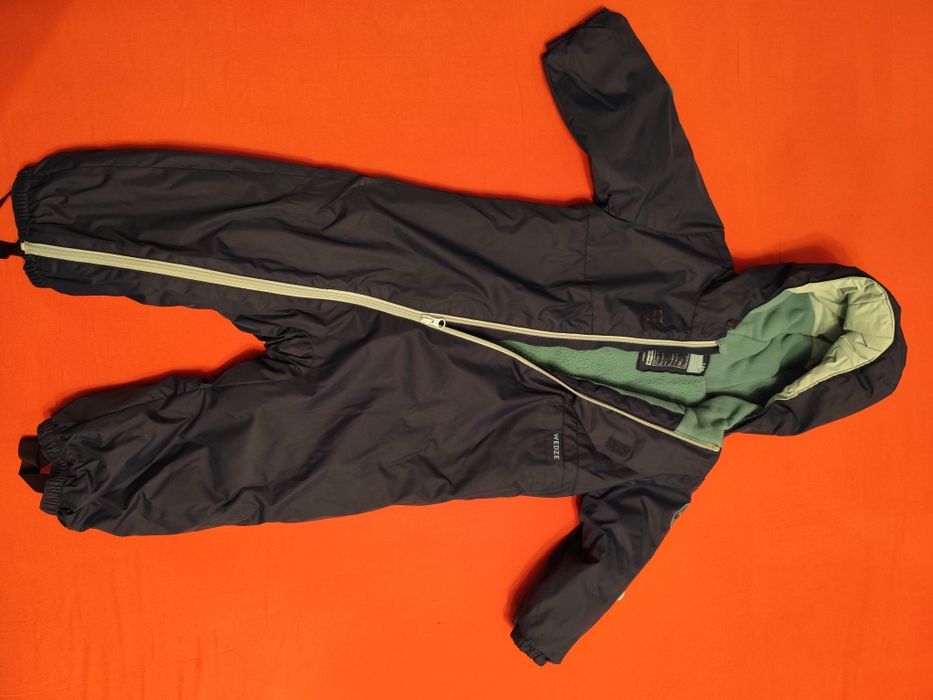 Vând combinezon 2-3 ani