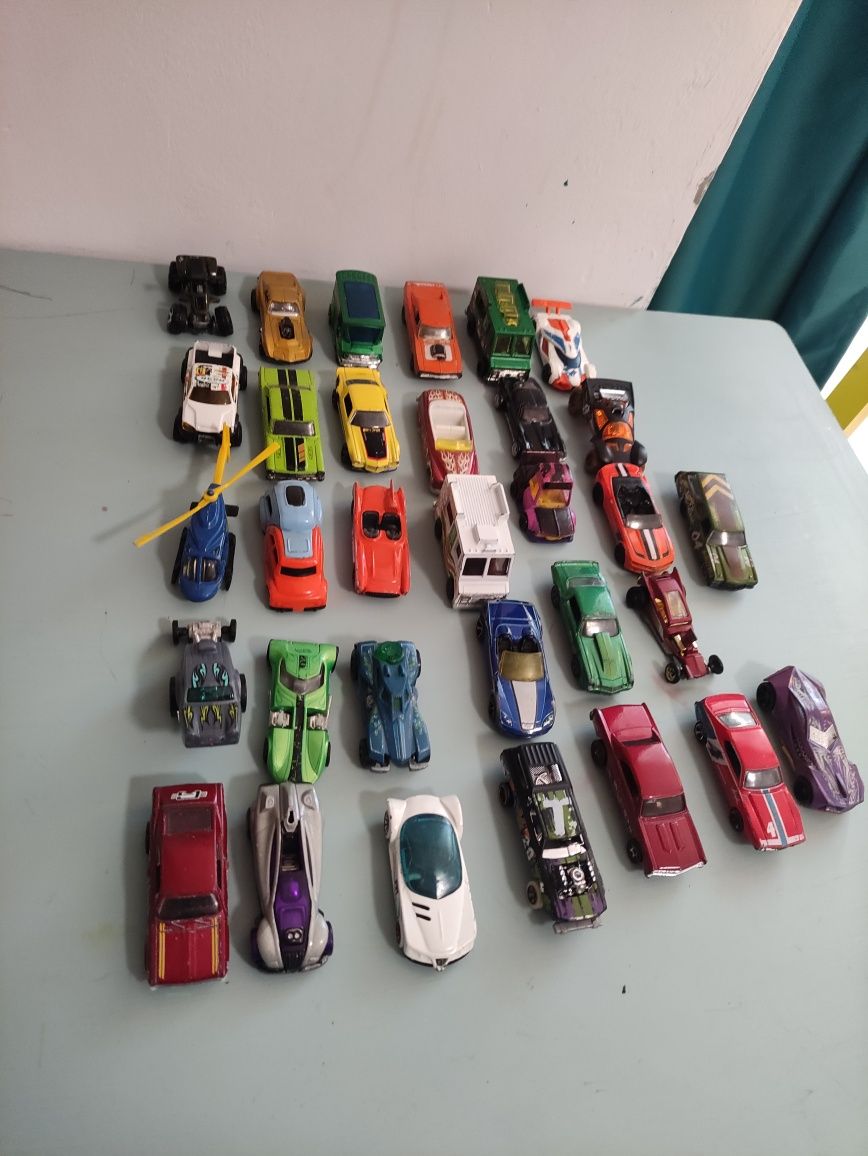 32 masinute Hot Wheels