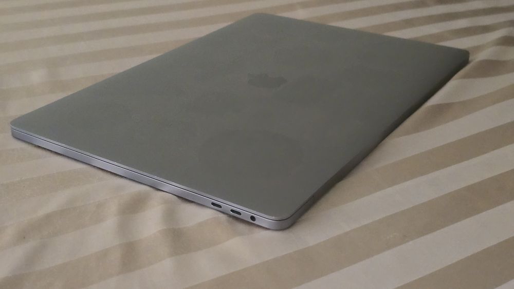 Macbook Pro 16 2019 A2141 i9 2.3ghz 1TB 16GB RAM AMD Radeon Pro 5500M