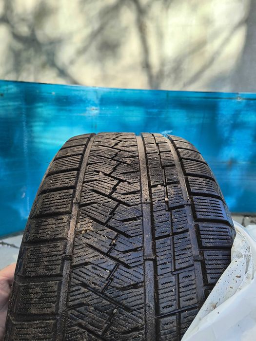 Гуми зимни 255/45/18