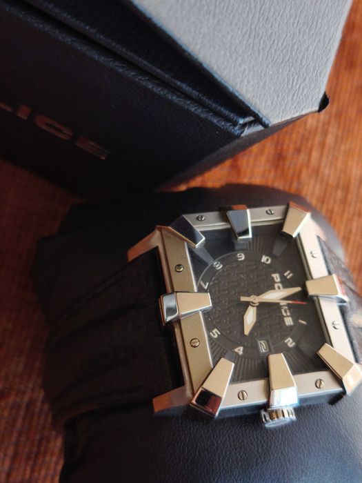 Часовник Police нов