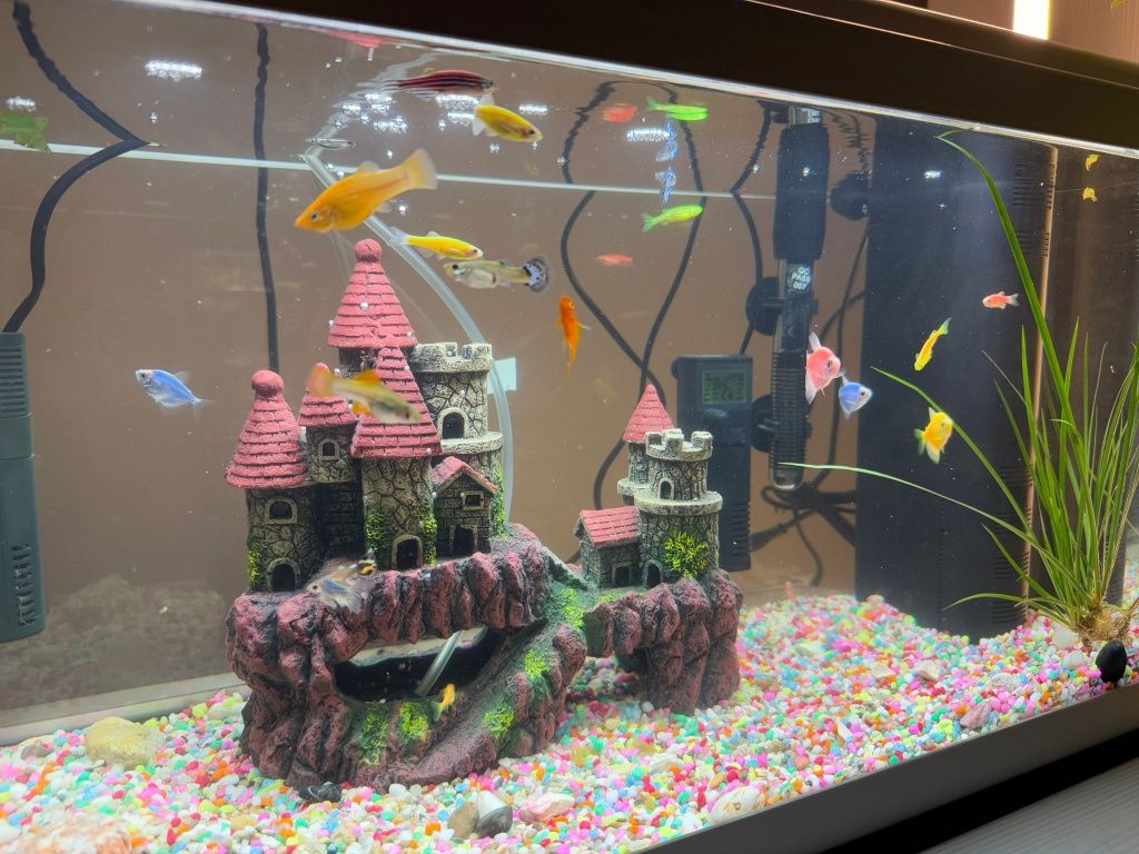 Decor pentru acvariu în formă de castel pe stâncă