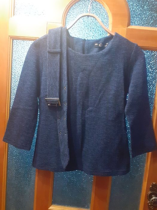 Шикарный костюм красиво сидит по фигуре