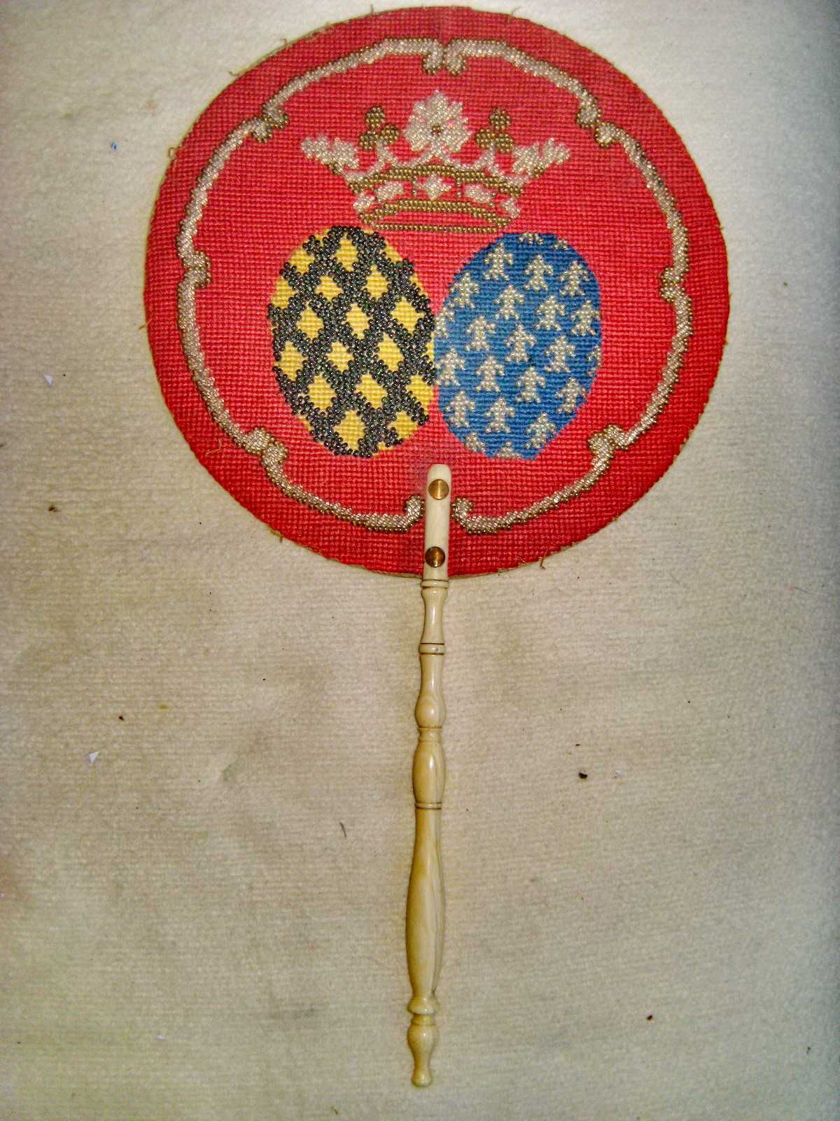 B42-I-Evantai cu Heraldica Franta maner fildes.