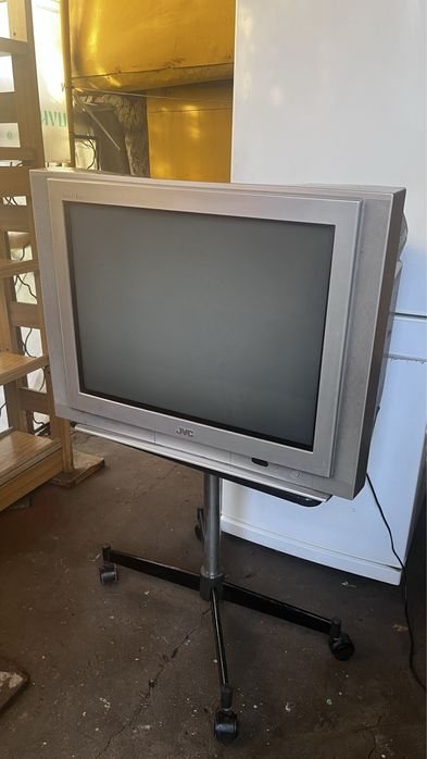 Телевизор цветной со стойкой.