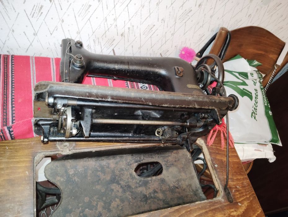 Vând mașina de cusut Singer.