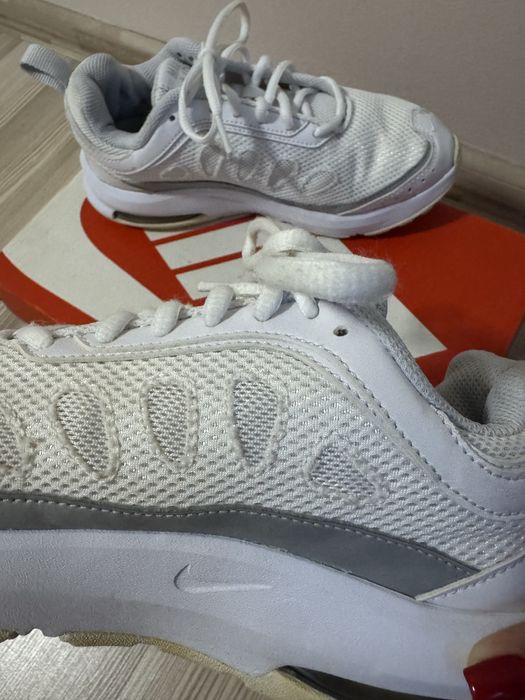 Бели маратонки Nike