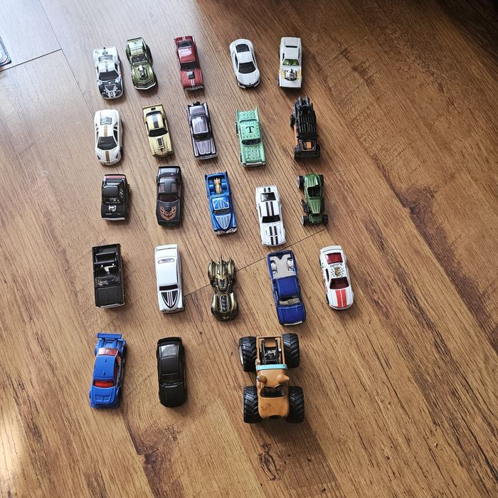 Hot Wheels колички.