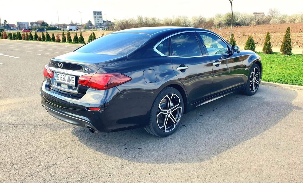Infiniti Q70S.