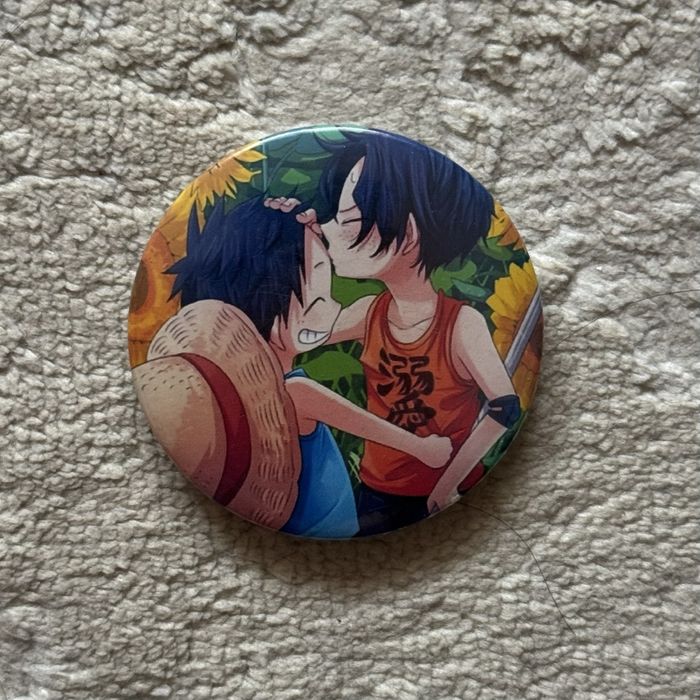 Значки большие и брелки из аниме, игр и мультфильмов