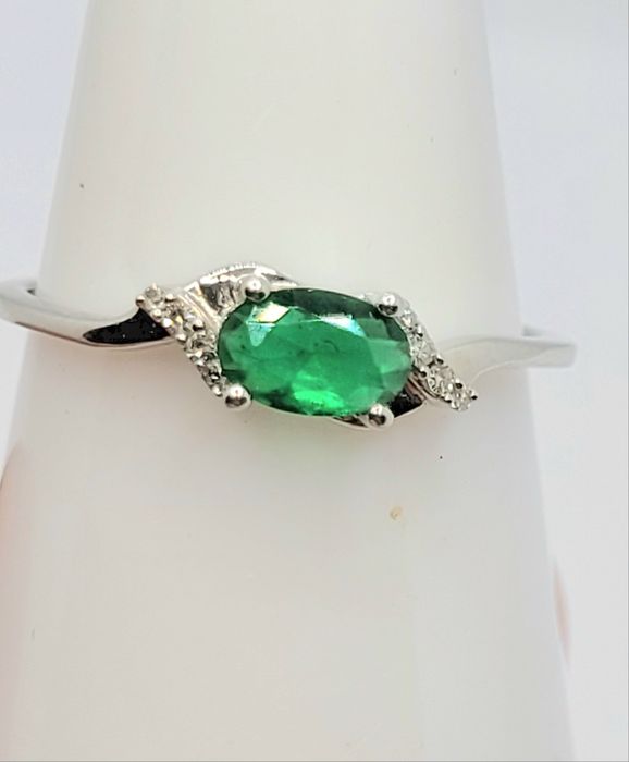 Inel din aur alb de 9k cu smarald și diamante