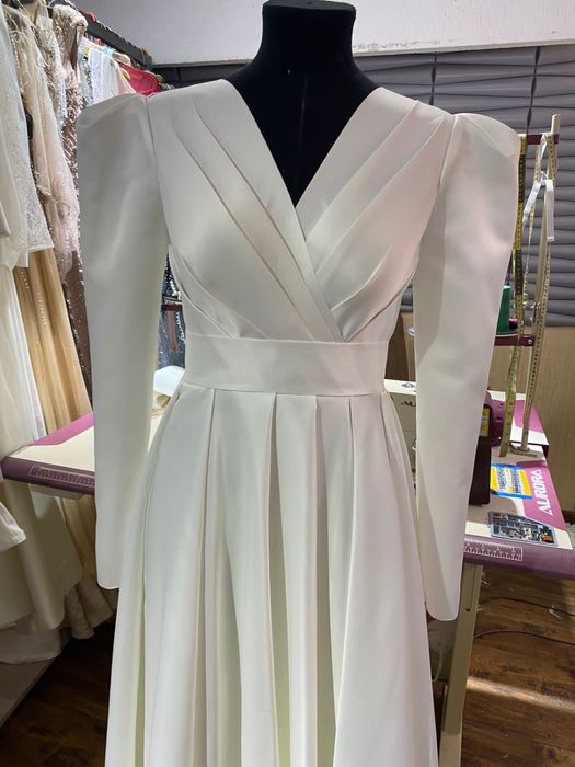 Свадебное платье,атлас не пышный,дизайнерские