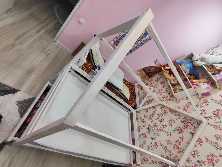 Детские кроватки 2шт, одна кровать для грудничка.