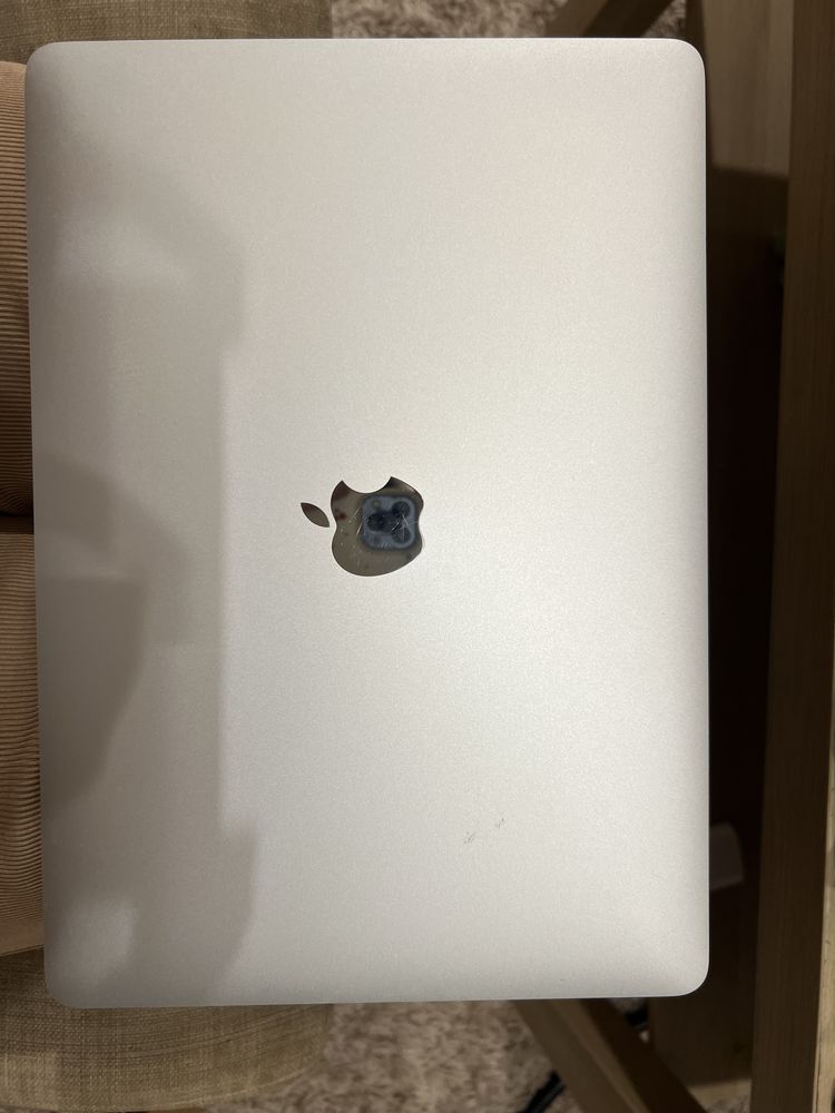 Macbook Pro M2 2022 года, 8 Гб ОЗУ. Русская клавиатура и тачбар