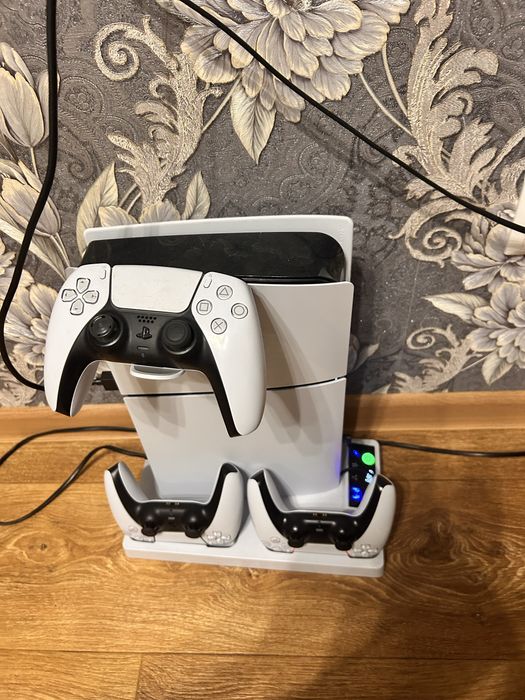 Продам PS5, полный комплект, почти новая