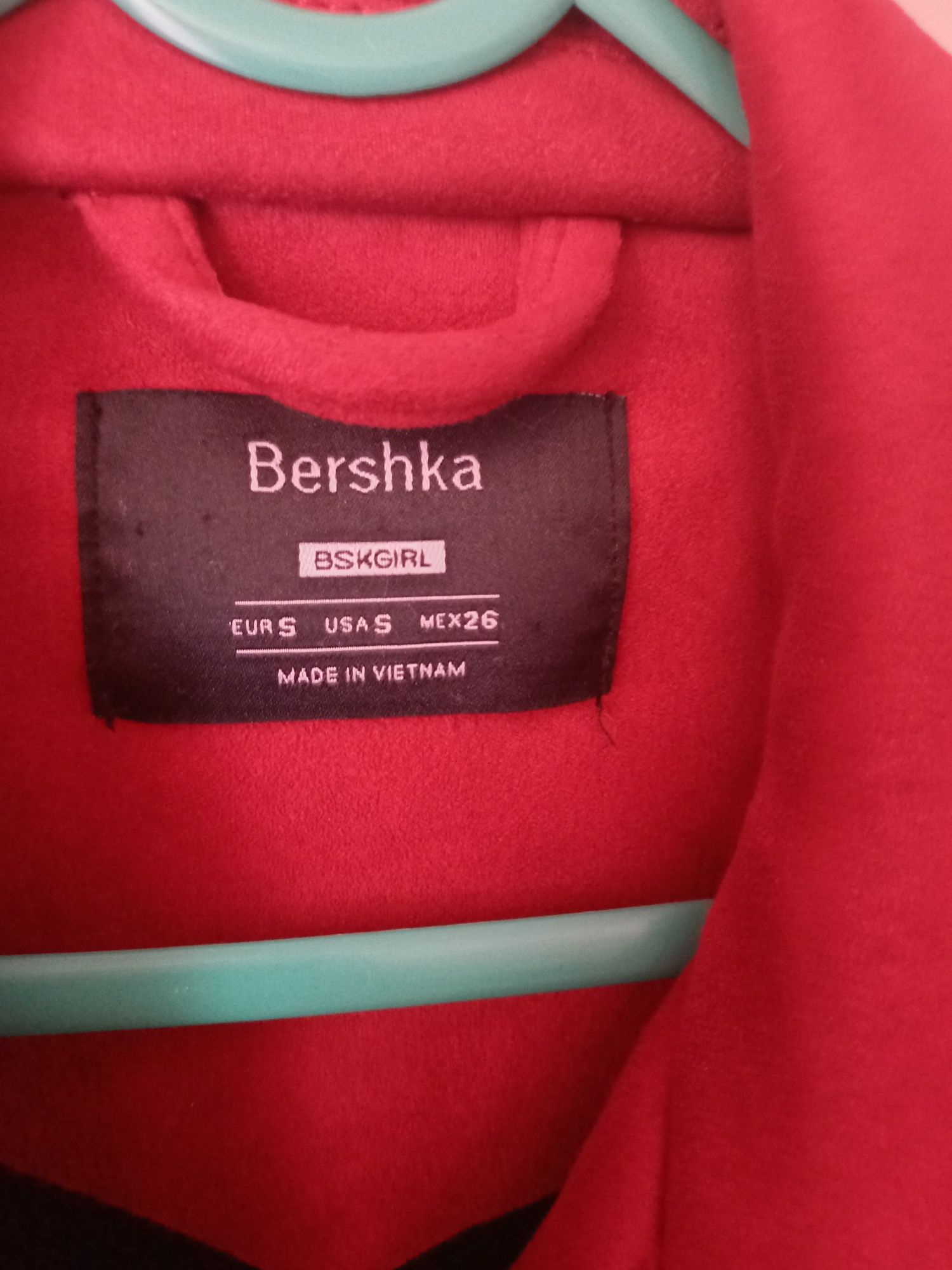Яке bershka в малинено червено