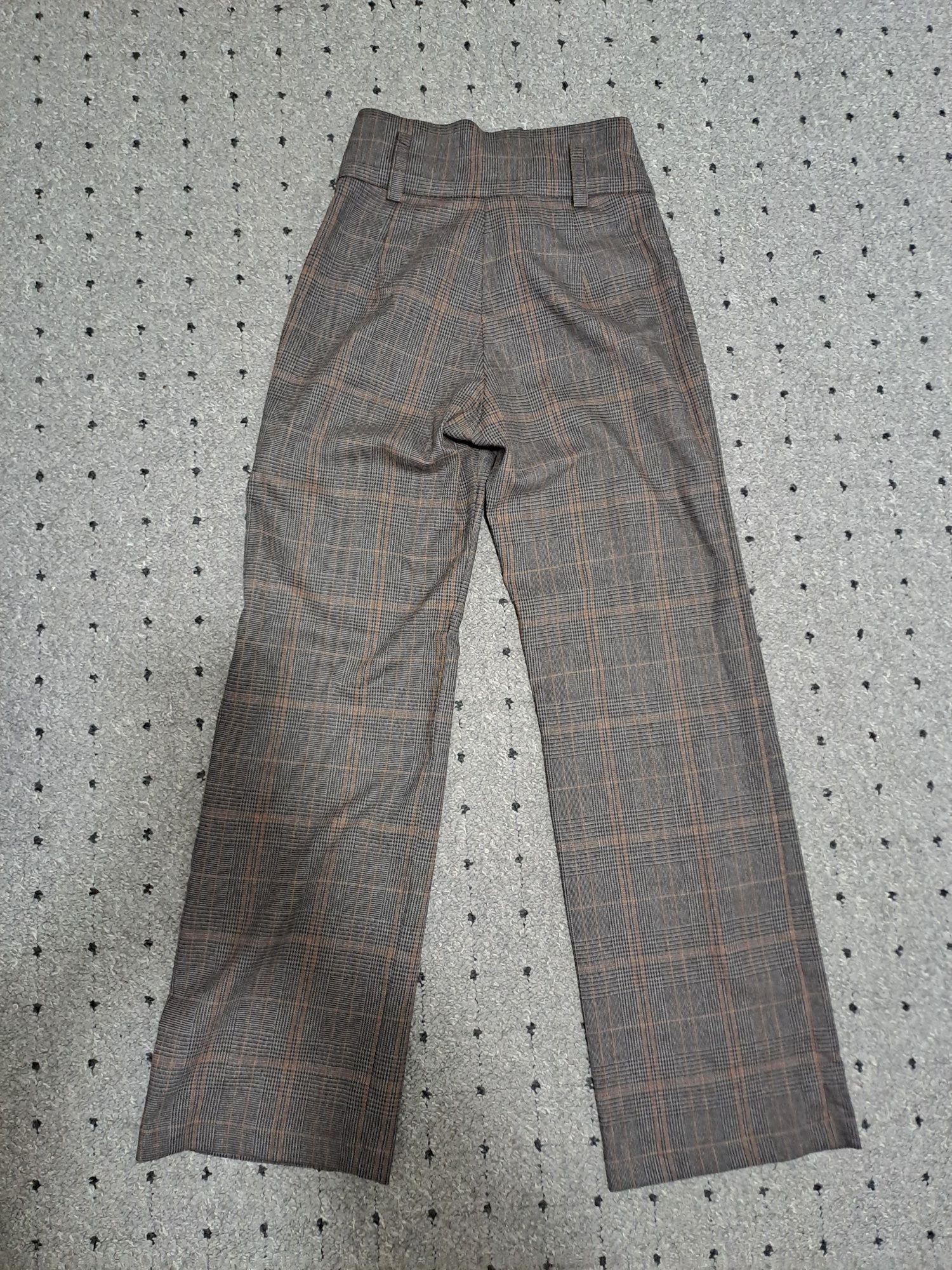 Pantaloni în carouri