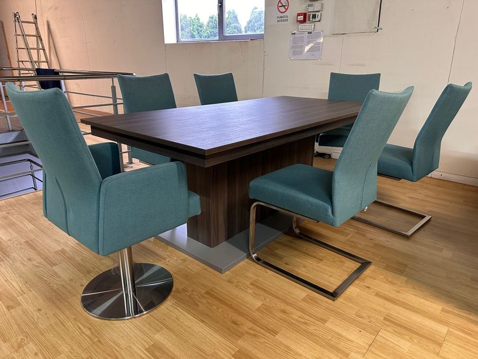 Vand masa extensibila cu scaune incluse