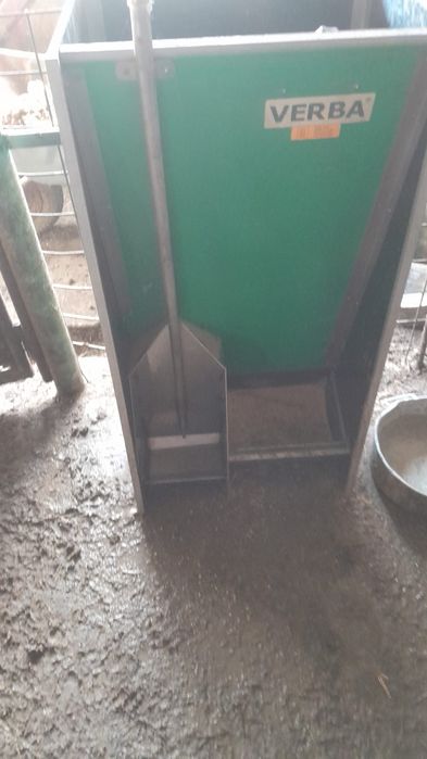 vand hranitori pentru porci