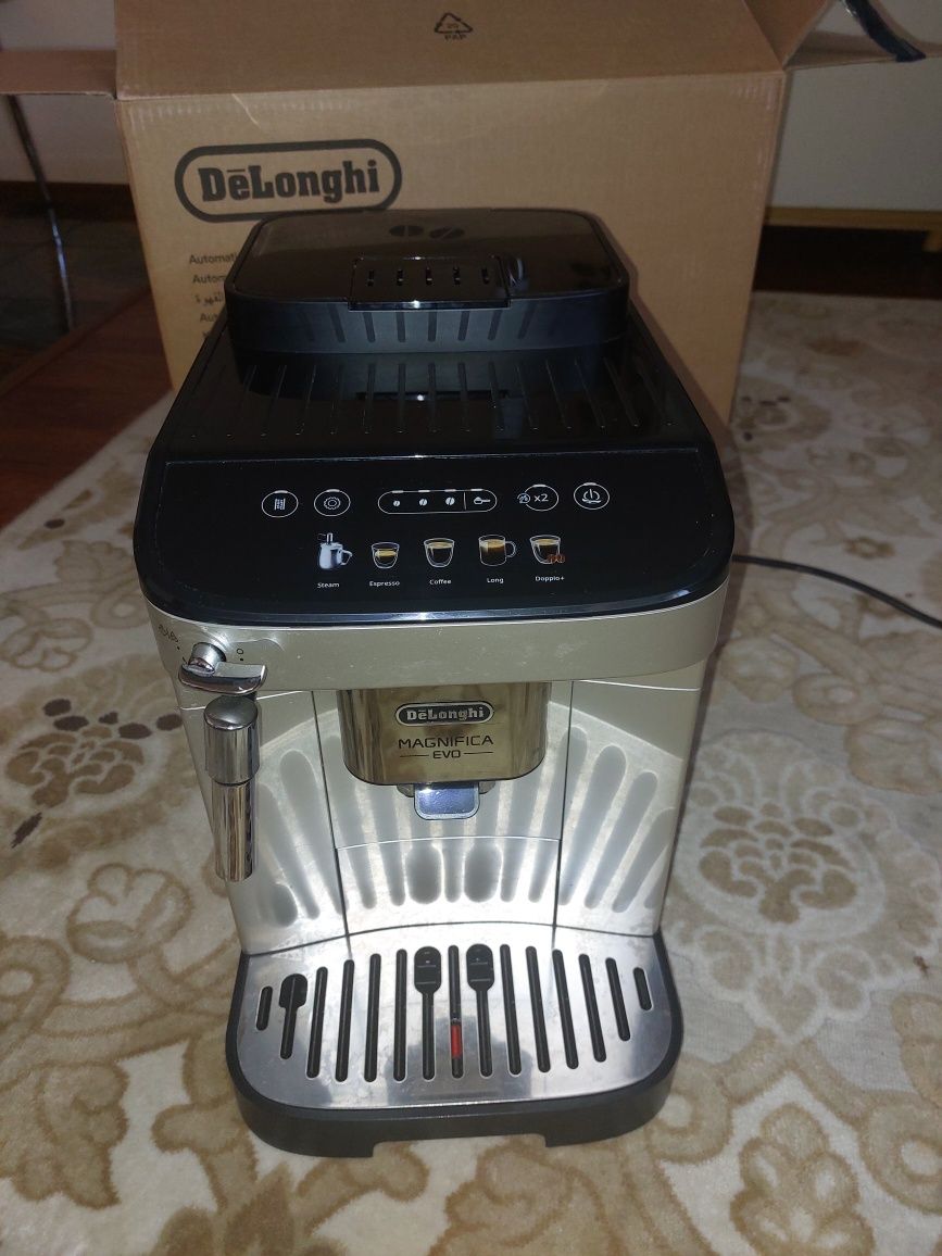 Vând aparat de cafea Delonghi Magnifica S