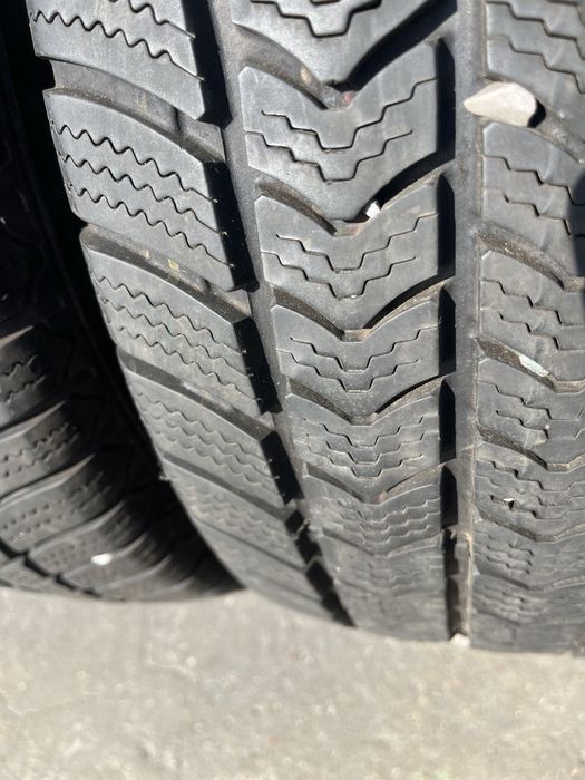 2 бр. зимни гуми за бус 225/65/16C Semperit 8/9 mm DOT 2318