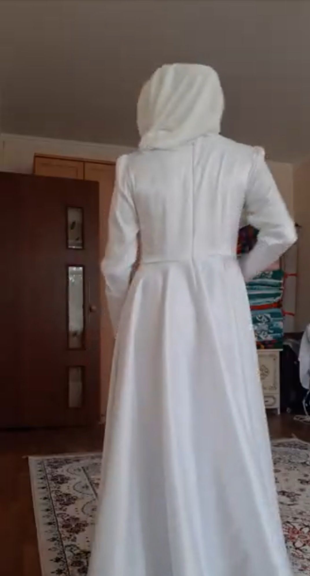 Срочно продам белое платье свадебное 44р