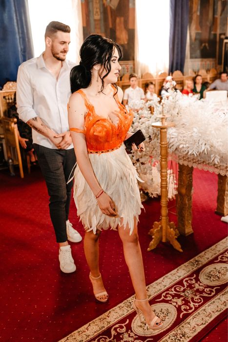 Vand rochie cu pene