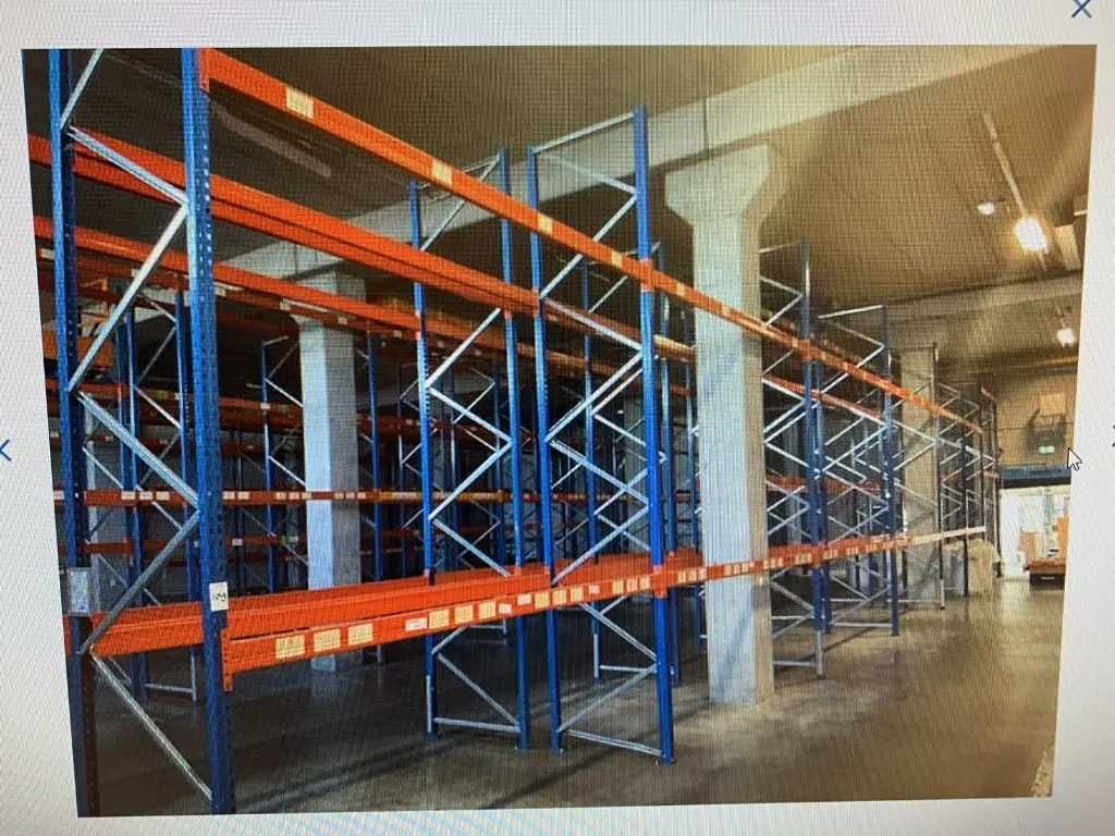 Палетни стелажи, височина 5 м, дължина 27 м, три нива, 2250кг товар
