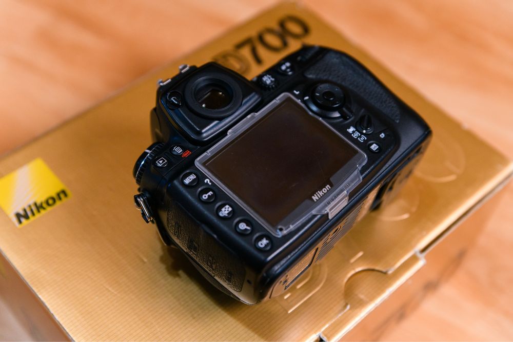 Nikon D700 (card 64gb, grip original, 2 acumulatori)