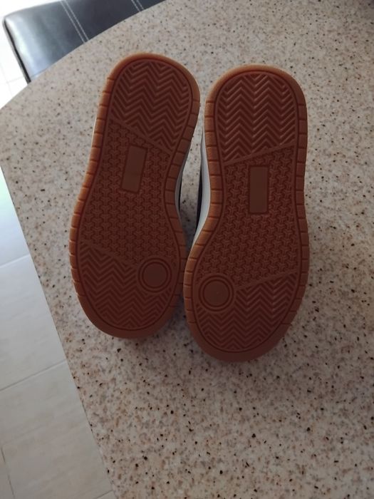 Нови детски маратонки номер 28