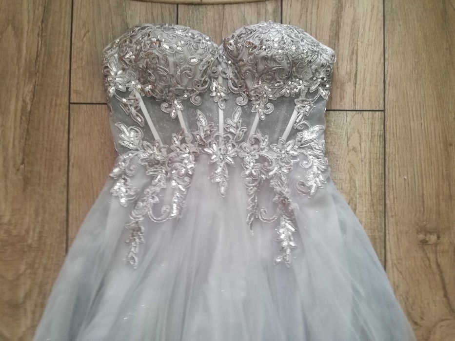 Продавам чисто нова-светло-сива рокля за Абитуриентски бал