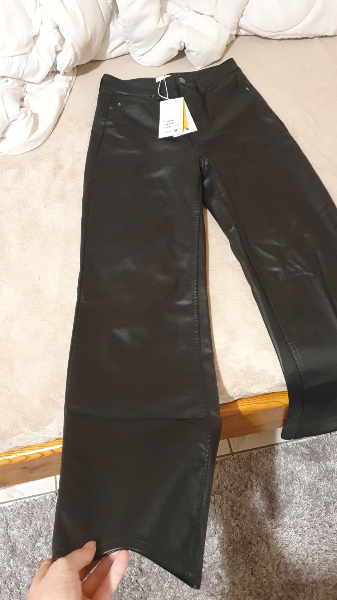 Панталон от кожа на H&M