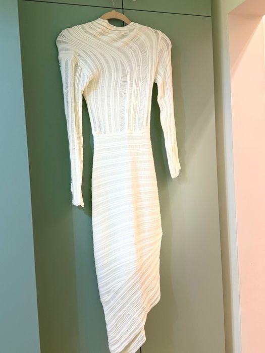 Бяла плетена рокля по тялото