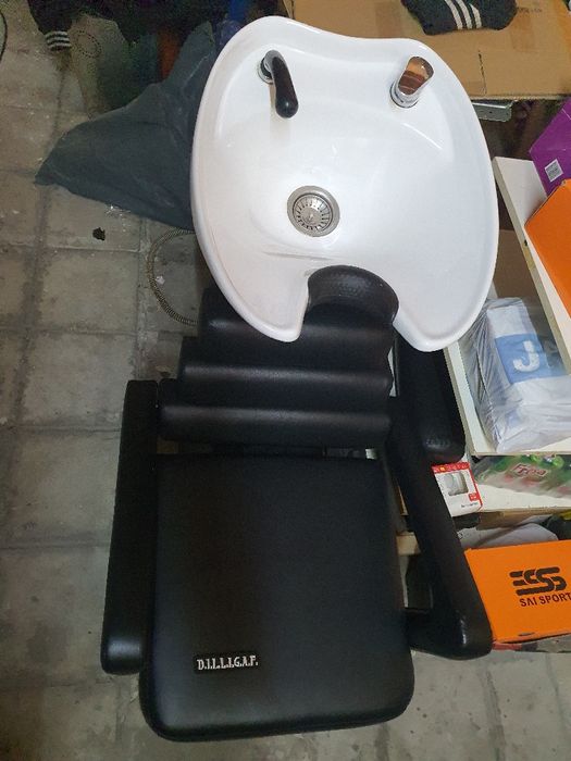 Измивна конзола за фризьорски салон.